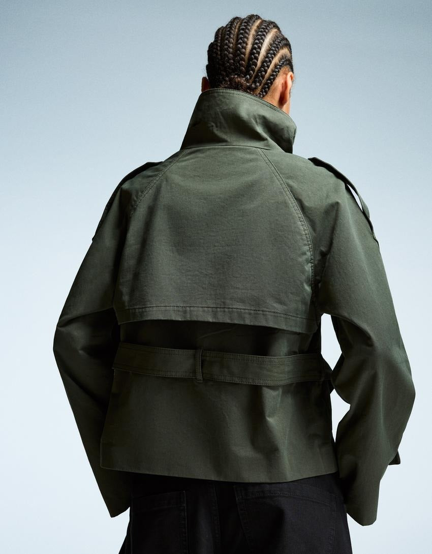 Trench-coat court