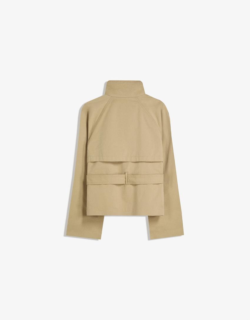 Trench-coat court