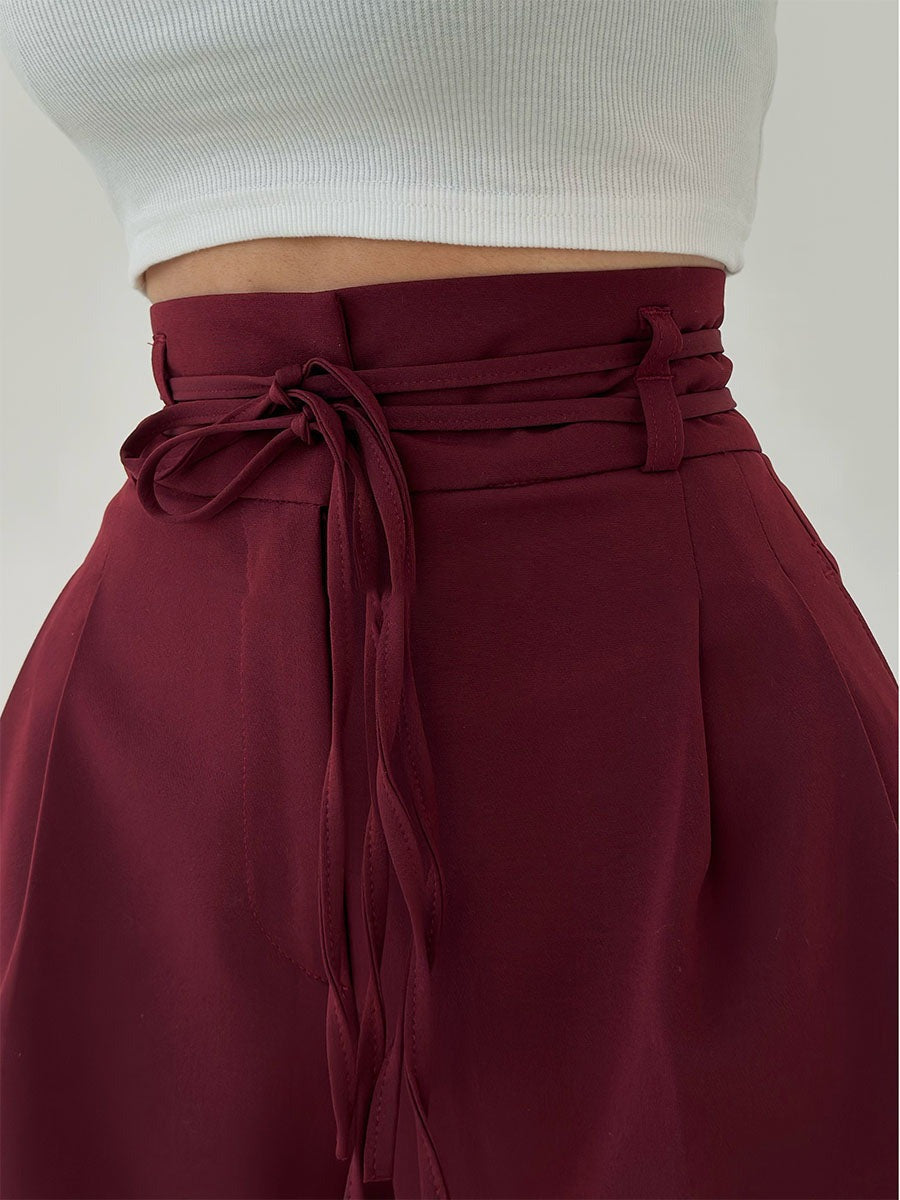 Pantalon large taille haute avec ceinture.