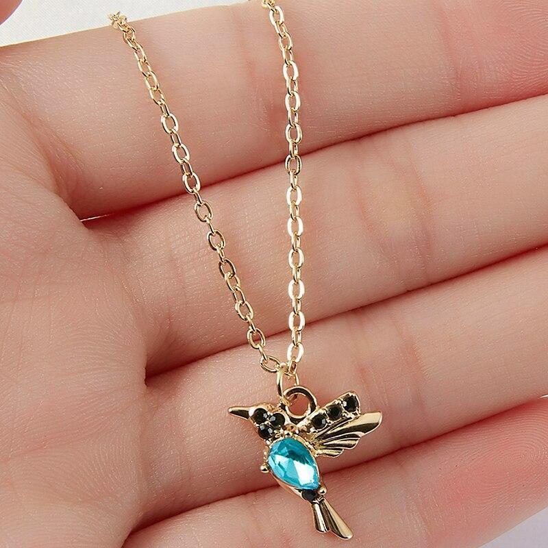 Collier délicat avec pendentif colibri en émail et zircon