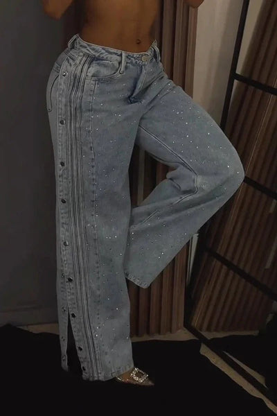 Jean taille haute orné de strass et boutonné sur le côté