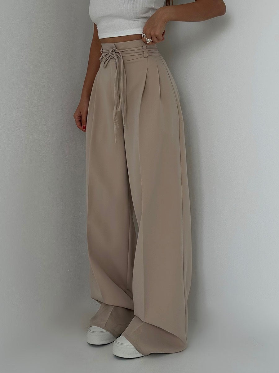 Pantalon large taille haute avec ceinture.