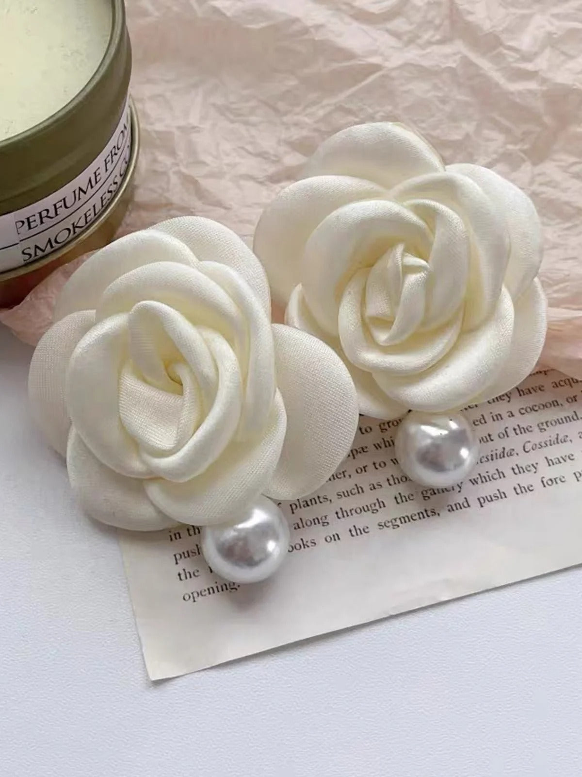 Boucles d'oreilles pendantes élégantes en imitation de perles et fleurs