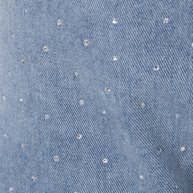 Jean taille haute orné de strass et boutonné sur le côté