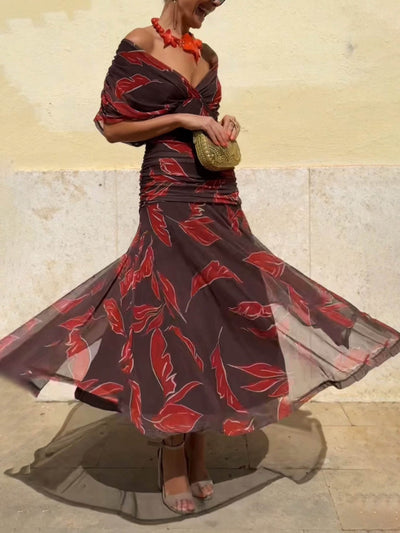 Robe élégante à épaules dénudées et imprimé feuilles froncées