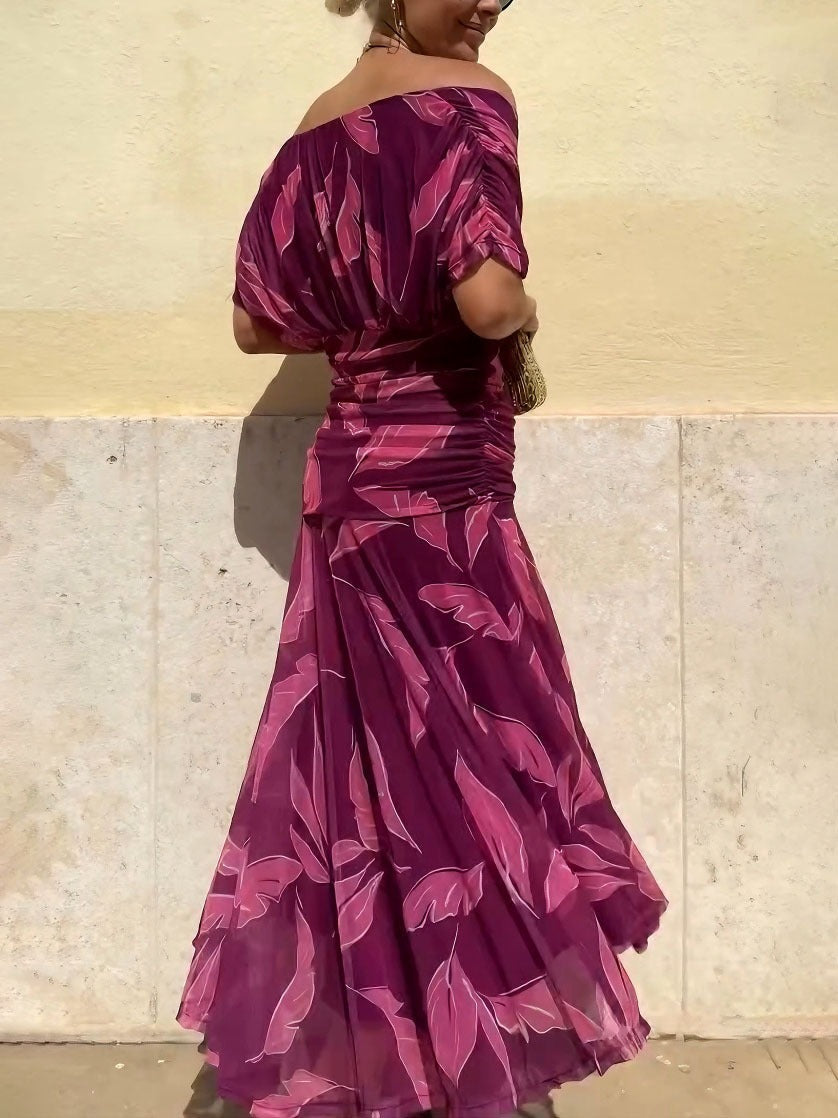 Robe élégante à épaules dénudées et imprimé feuilles froncées