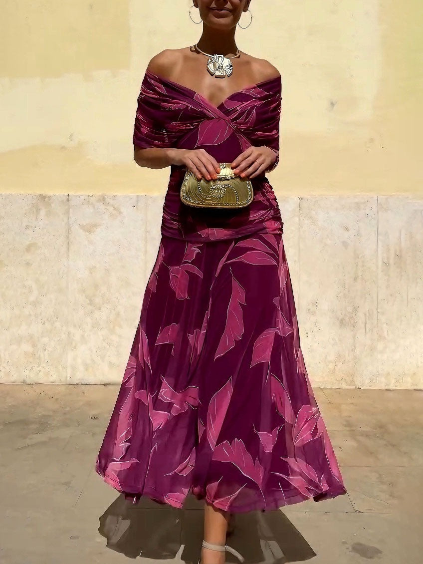 Robe élégante à épaules dénudées et imprimé feuilles froncées
