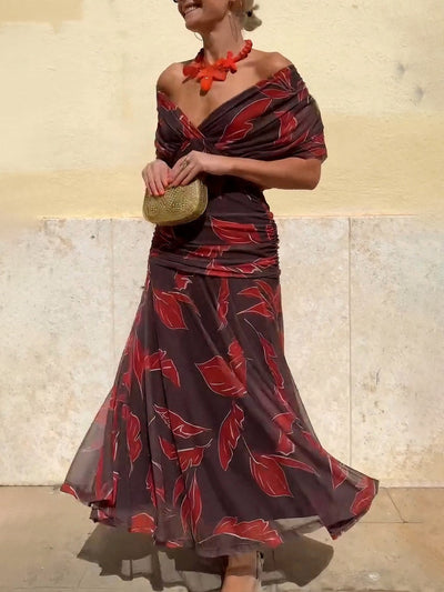 Robe élégante à épaules dénudées et imprimé feuilles froncées
