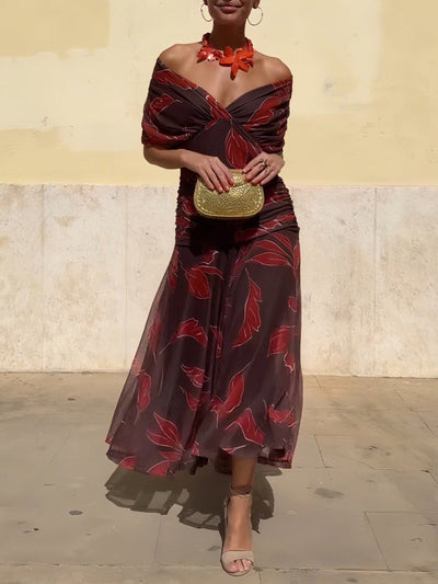 Robe élégante à épaules dénudées et imprimé feuilles froncées