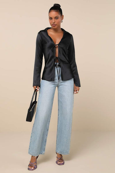 Chemise satinée noire à col noué