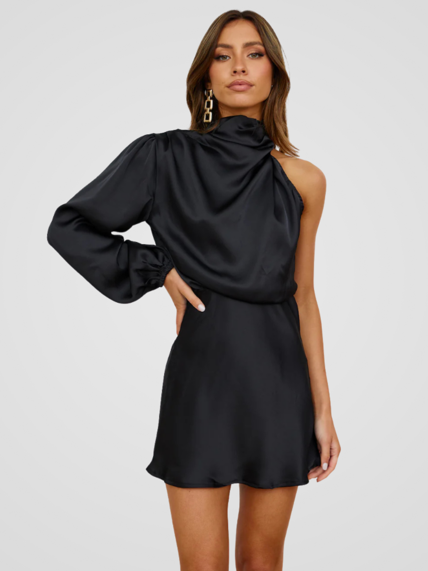 Aveline™ | Robe asymétrique en satin avec manche statement