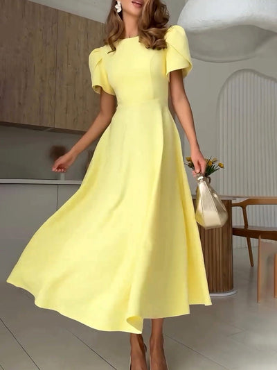 Robe élégante à col haut et manches bourgeons
