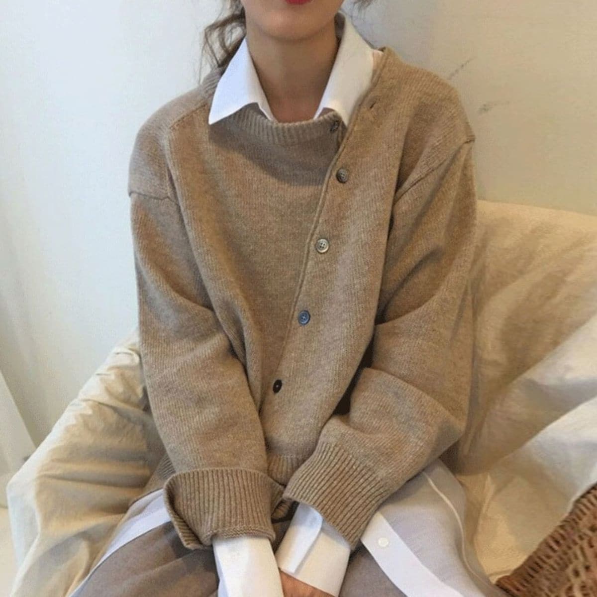 Pull femme – Coupe oversize – Maille douce – Boutonnage avant – Finitions côtelées