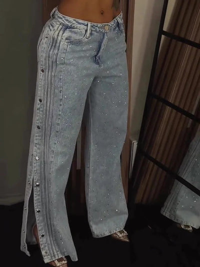 Jean taille haute orné de strass et boutonné sur le côté