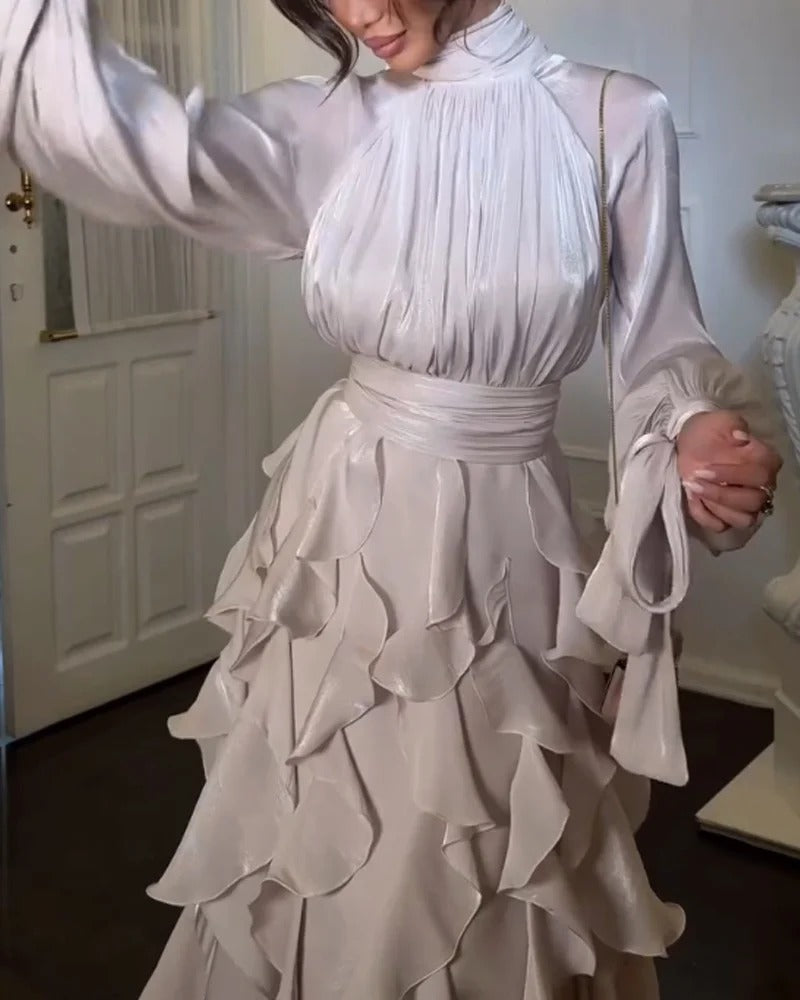 Robe élégante à col haut et volants