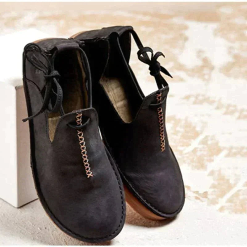 Chaussures femme – Coupe classique – Détail lacet latéral – Design cheville couvrant