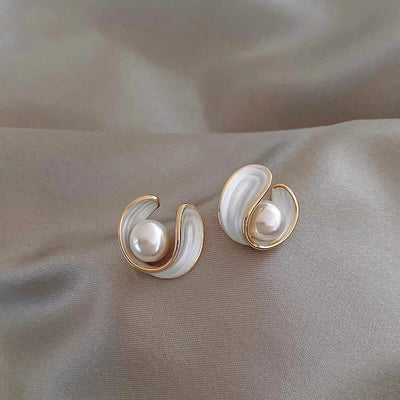 Boucles d'oreilles en opale blanche luxueuse avec perles en or