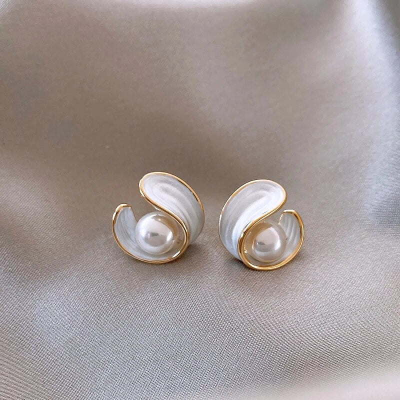 Boucles d'oreilles en opale blanche luxueuse avec perles en or