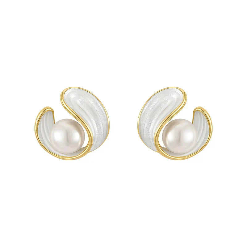 Boucles d'oreilles en opale blanche luxueuse avec perles en or
