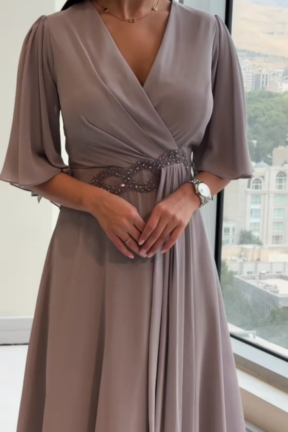 Robe longue élégante en mousseline à col en V