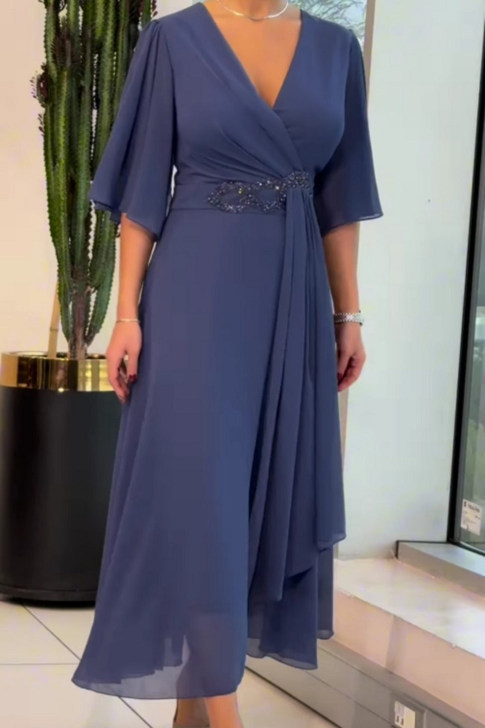 Robe longue élégante en mousseline à col en V