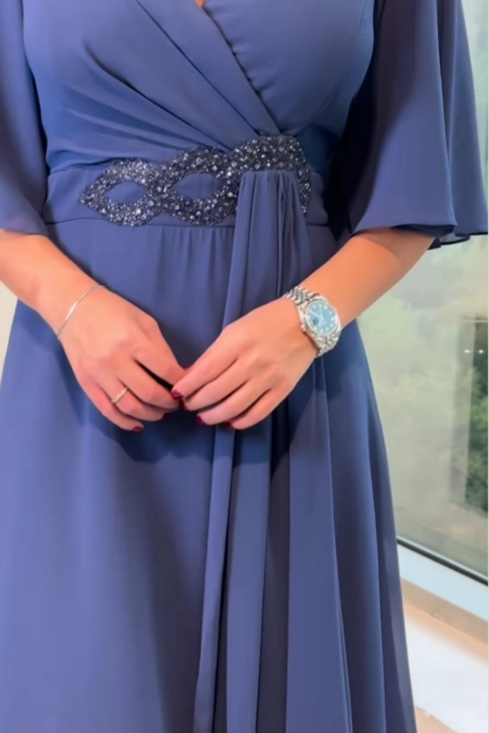 Robe longue élégante en mousseline à col en V