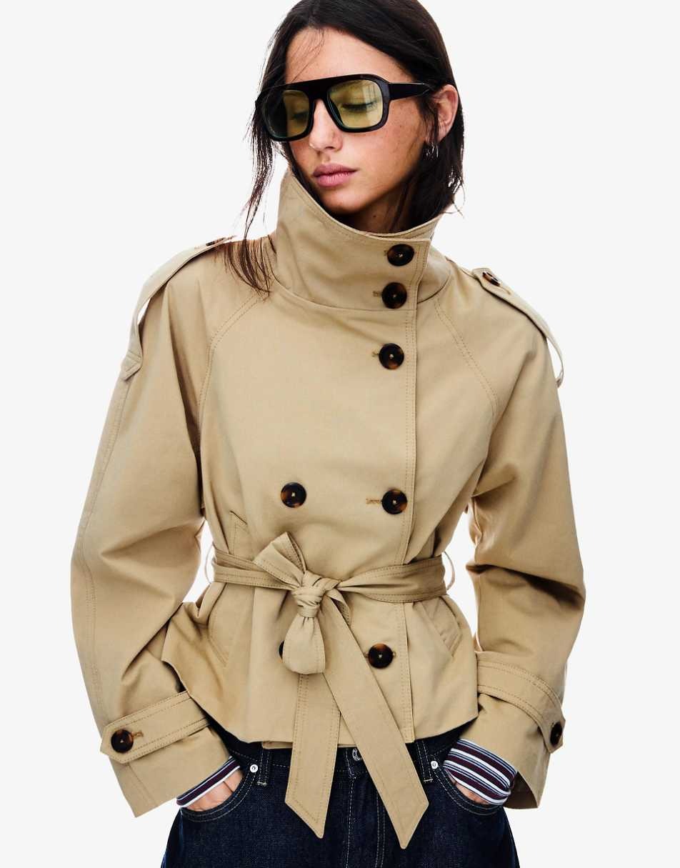 Trench-coat court