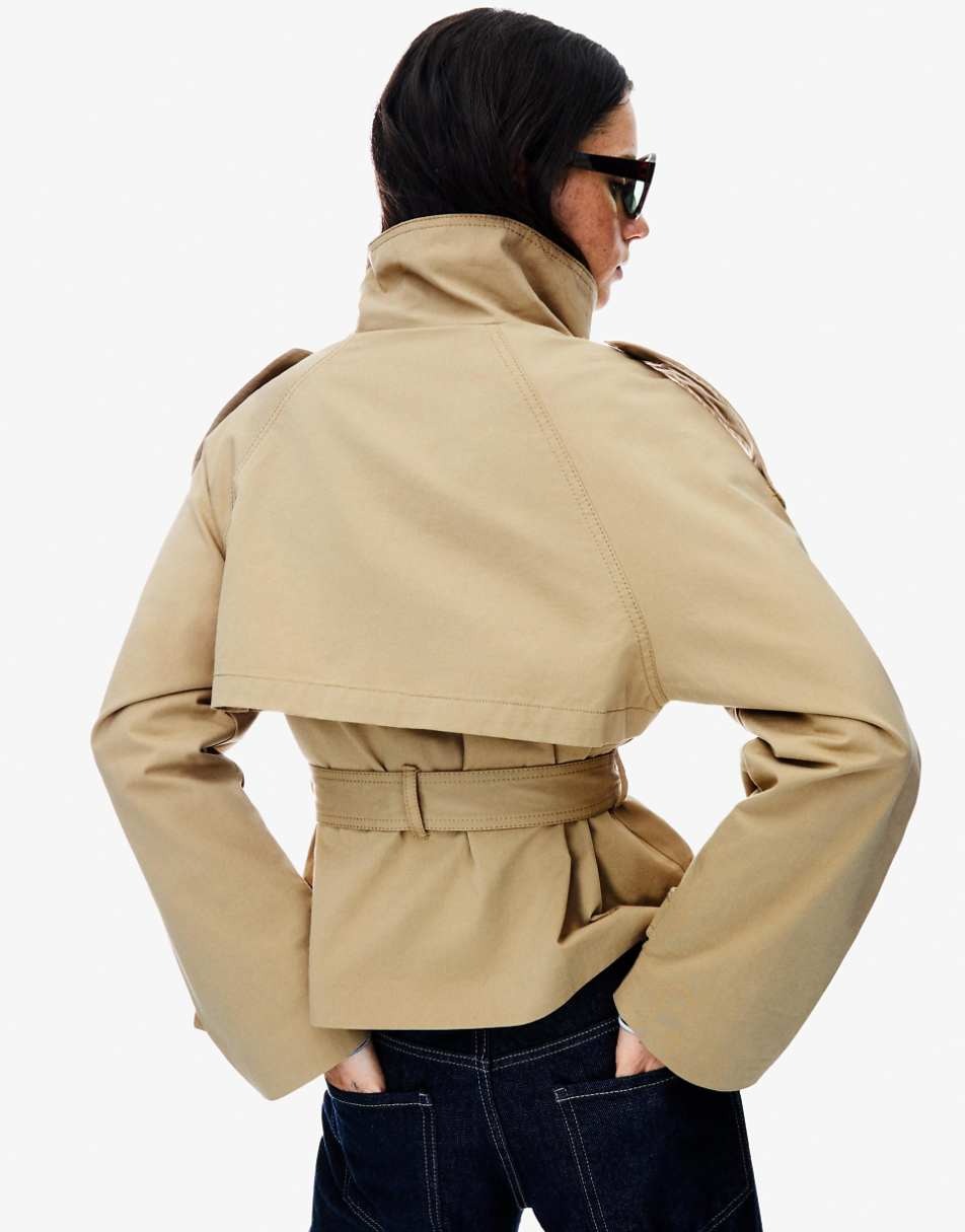 Trench-coat court