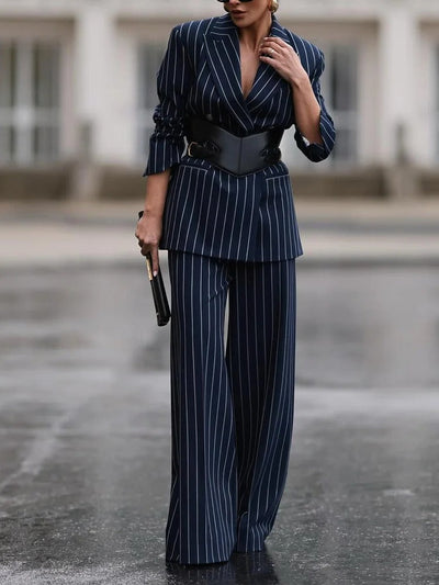 Ensemble élégant blazer rayé et pantalon taille haute