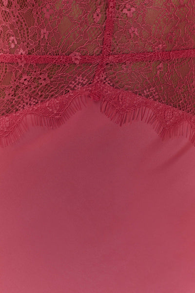 Robe longue en dentelle et satin