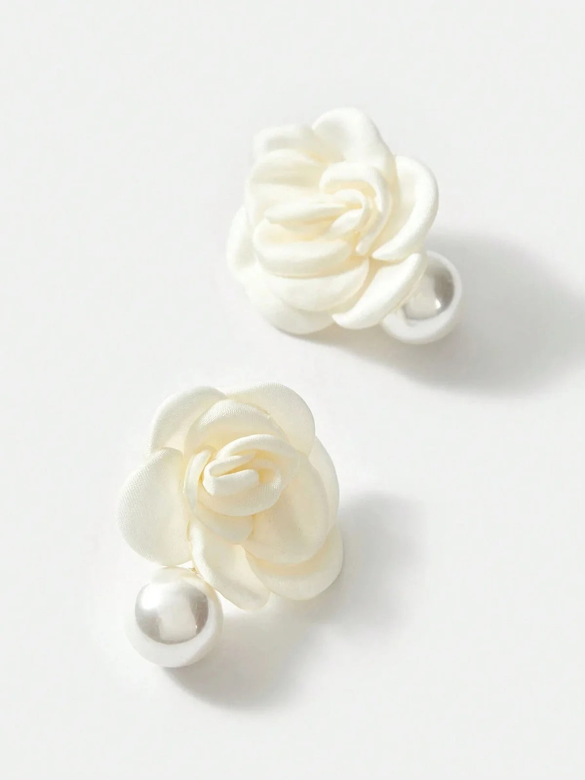 Boucles d'oreilles pendantes élégantes en imitation de perles et fleurs