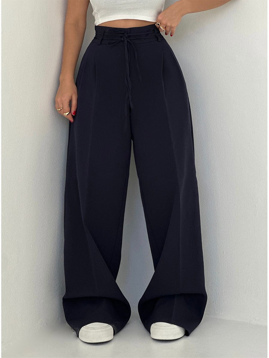 Pantalon large taille haute avec ceinture.
