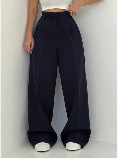 Pantalon large taille haute avec ceinture.