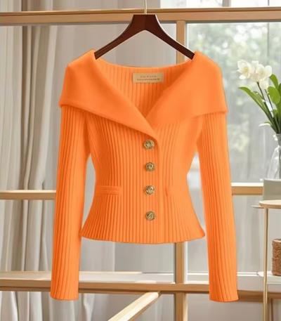 Gilet Femme Court – Maille Douce – Coupe Ajustée – Col Large – Boutonnage Visible