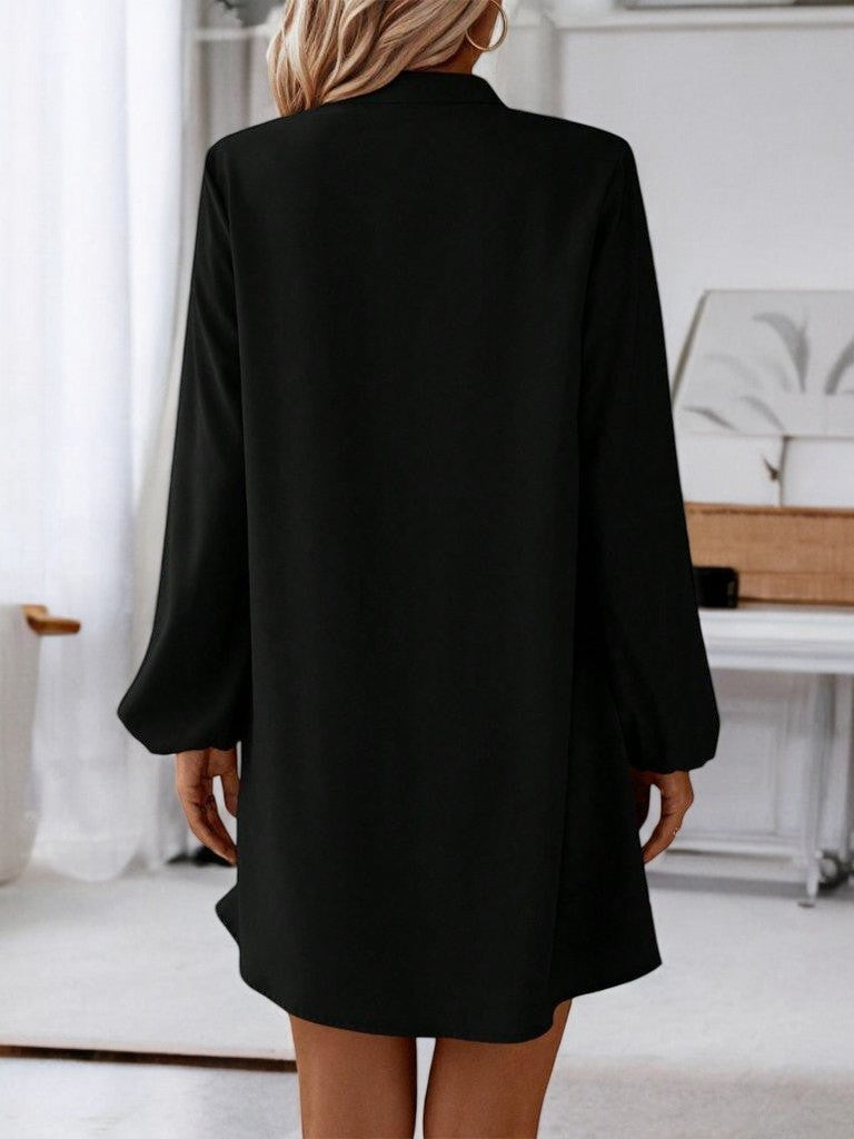 Monique - Notched Mini Robe À Manches Longues Avec Design Elégant