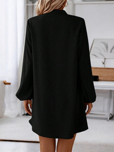 Monique - Notched Mini Robe À Manches Longues Avec Design Elégant