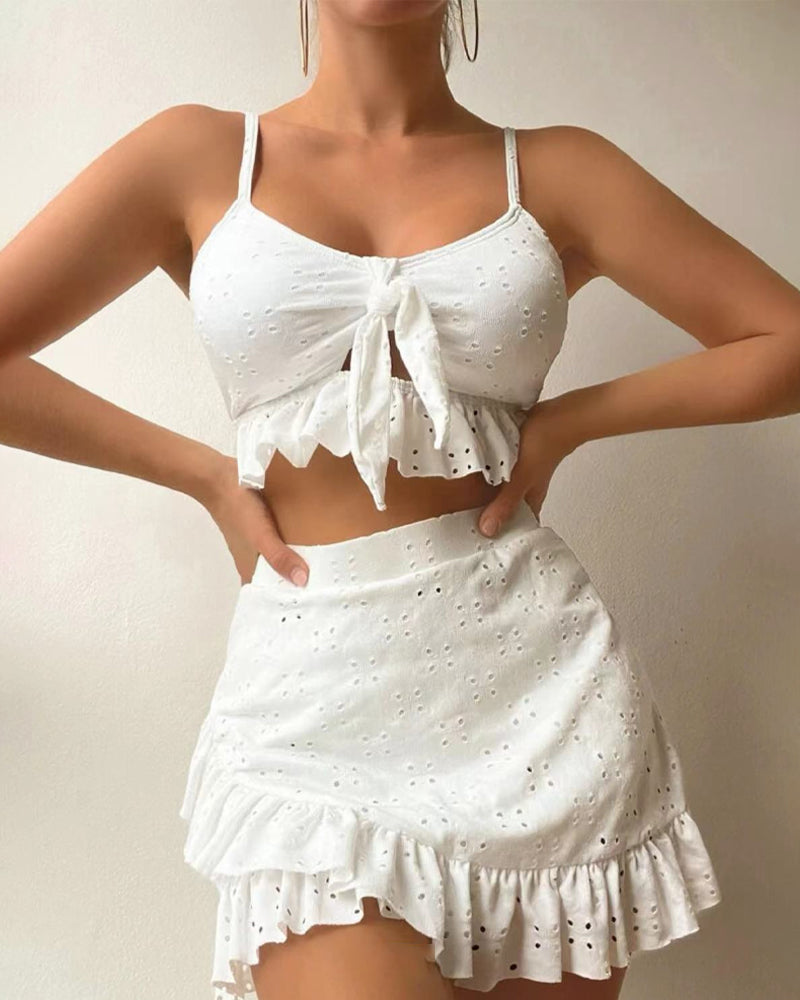 Bikini femme – Ensemble deux pièces – Nœud devant – Broderie anglaise – Jupe à volants