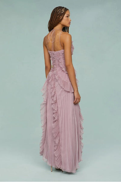 Maxi robe plissée avec ourlet et décolleté à volants