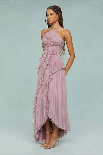 Maxi robe plissée avec ourlet et décolleté à volants