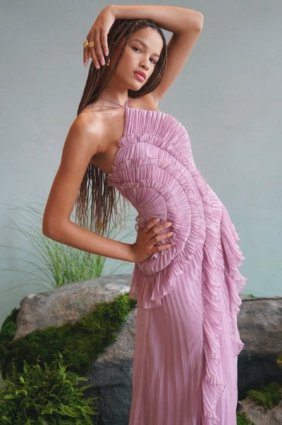 Maxi robe plissée avec ourlet et décolleté à volants
