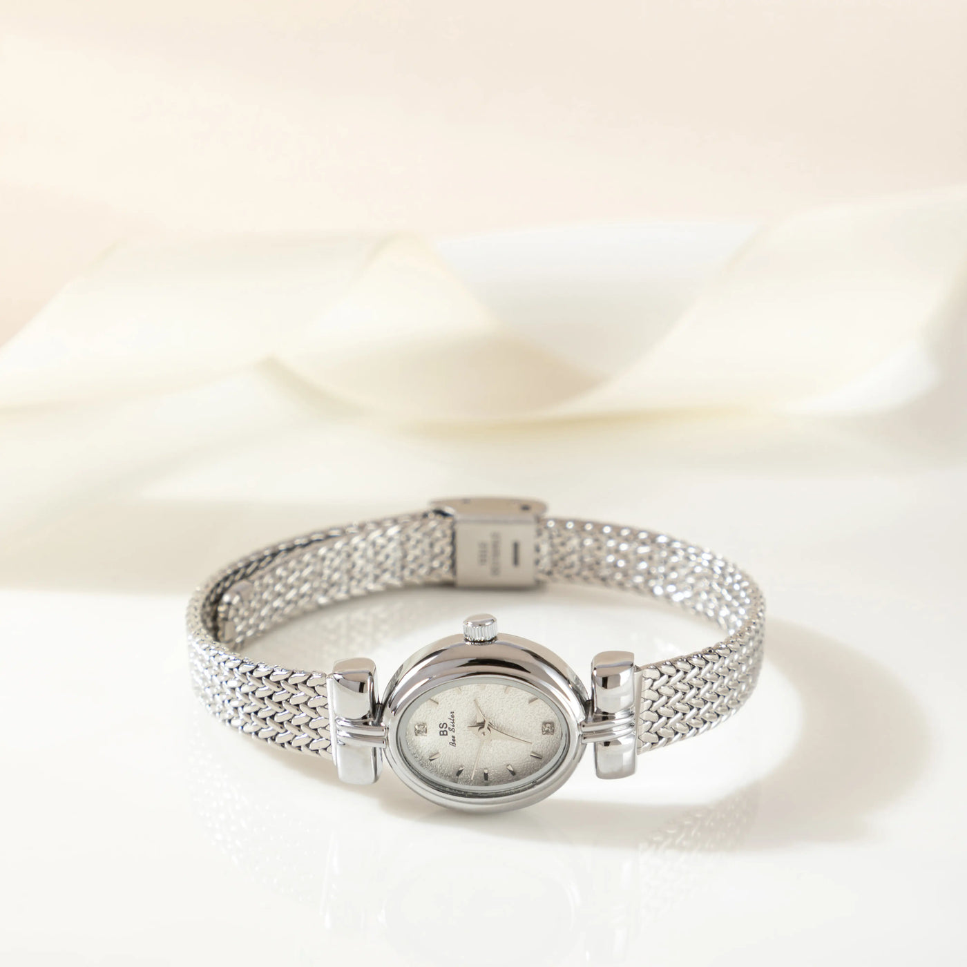 Mira™ | Montre Ovale Élégante