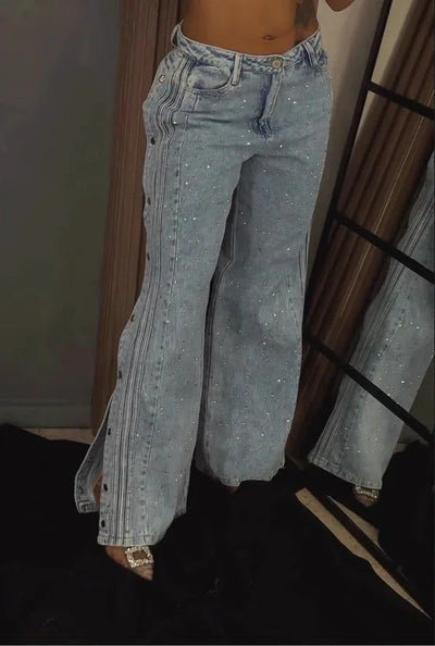 Jean taille haute orné de strass et boutonné sur le côté