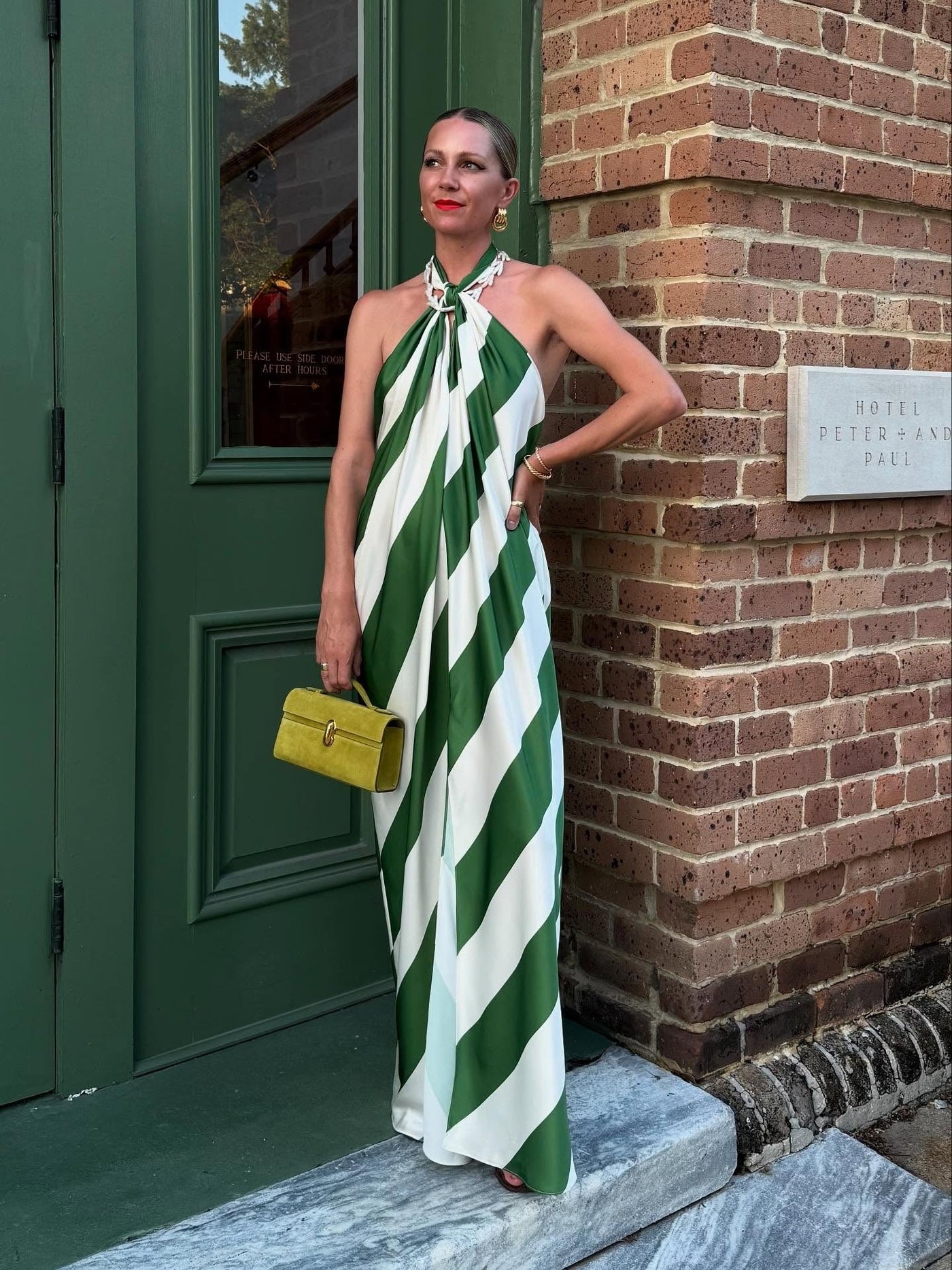 Robe longue dos nu à imprimé rayé exquis