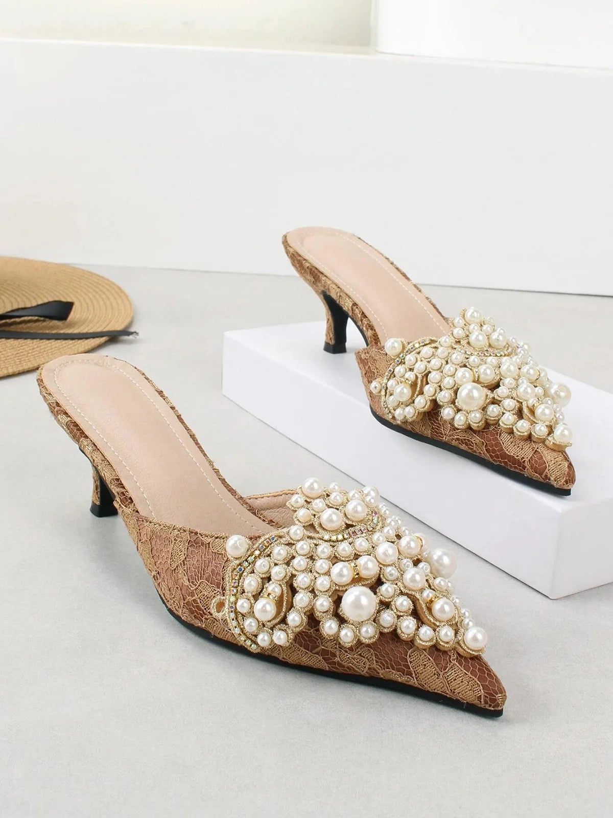 Élégantes mules à talon en perles