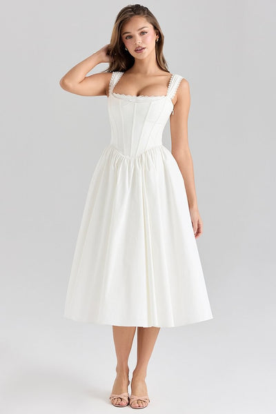 Conception de corset avec bretelles larges, robe midi unie