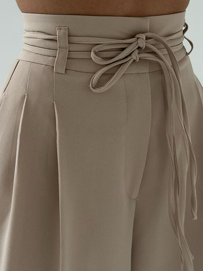 Pantalon large taille haute avec ceinture.
