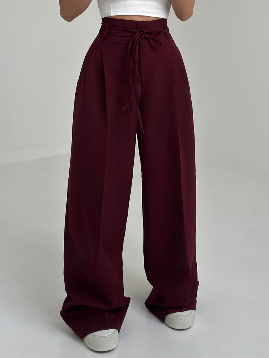 Pantalon large taille haute avec ceinture.