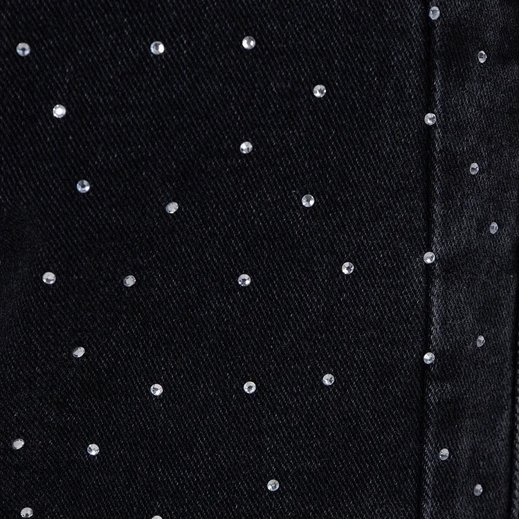 Jean taille haute orné de strass et boutonné sur le côté
