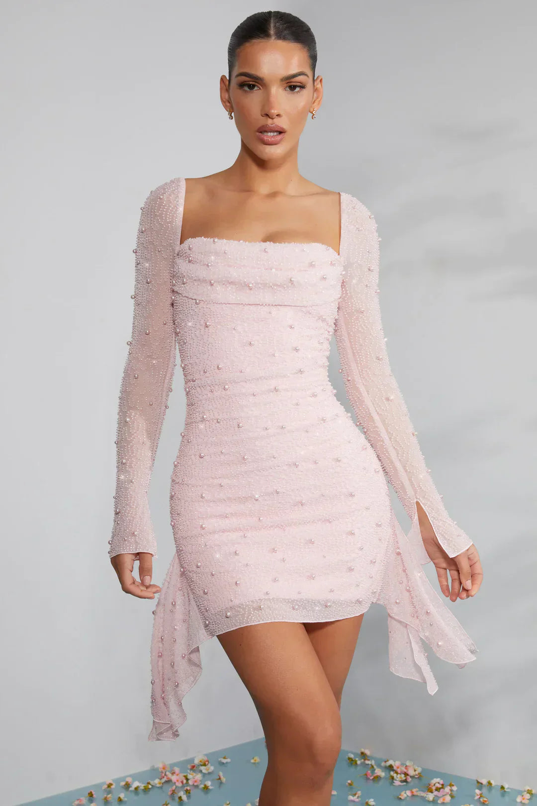 Mini-robe à manches longues et col décoré