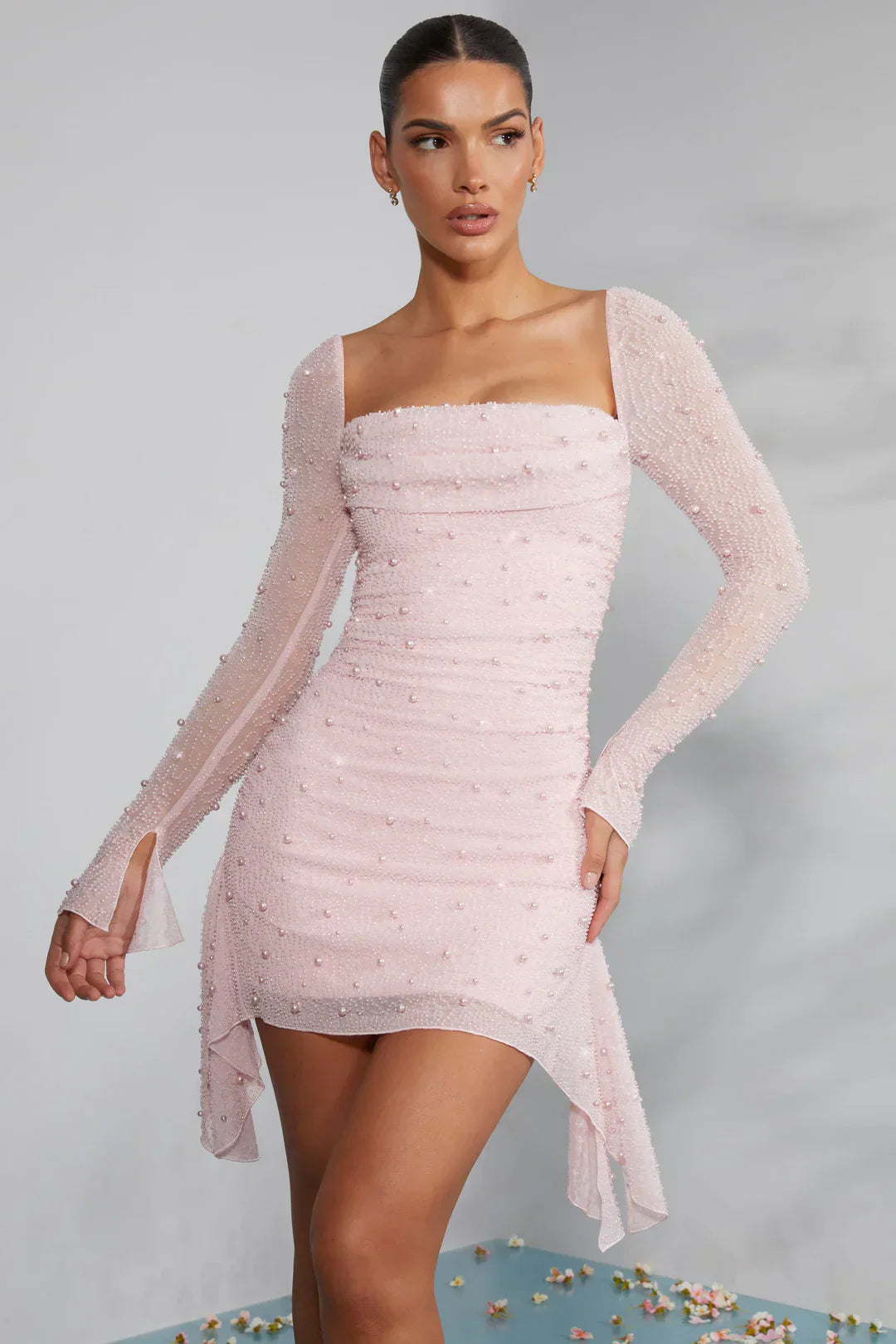 Mini-robe à manches longues et col décoré